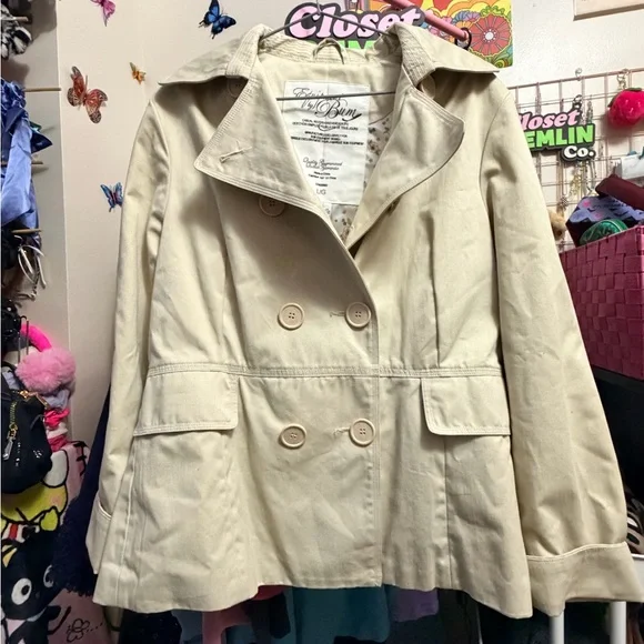 Elegant Women's Tan Trench Coat - Picture 3 of 8
